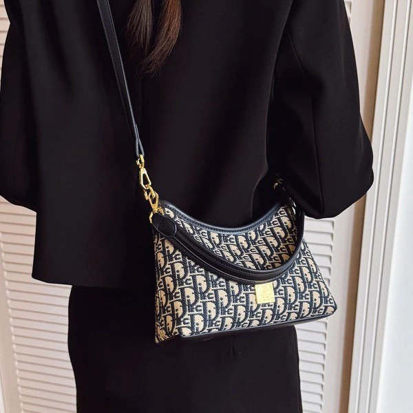 sg-11134201-824h8-mpk73woa9amn04.webp Retro Embroidered Crossbody Shoulder Bag