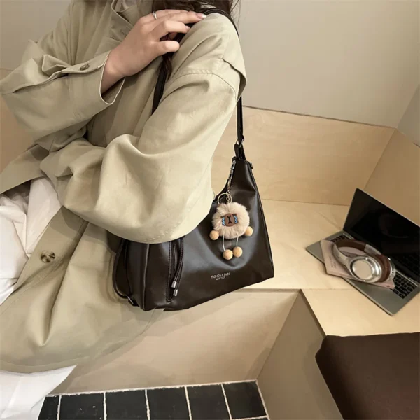 sg-11134301-821dr-mh1jxomll1jj63.webp Vintage Large Capacity Shoulder Bag