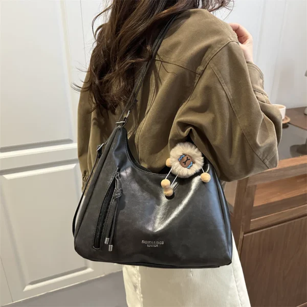 sg-11134301-821dw-mh1jxocy0aoa89.webp Vintage Large Capacity Shoulder Bag